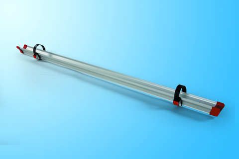 Mocna rynienka do rozbudowy bagażnika, wyposażona w paski z zapinkami.