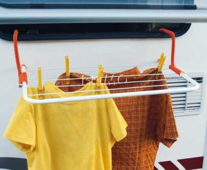 SUSZARKA NA PRANIE MOCOWANA NA OKNIE