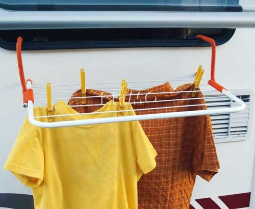 Wieszak na pranie mocowany na oknie