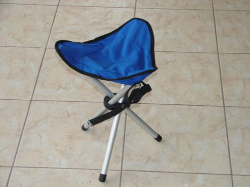 Taboret składany firmy Bel-Sol wykonany z aluminiowych profili dostępny w kolorze niebieskim.Wytrzymałość 120kg. Wymiary 32 x 32 x 43 cm 