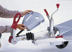 Nakładka na dyszel firmy AL-KO w kolorze chromowym.