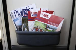 Pojemnik na drzwi przykręcany szary